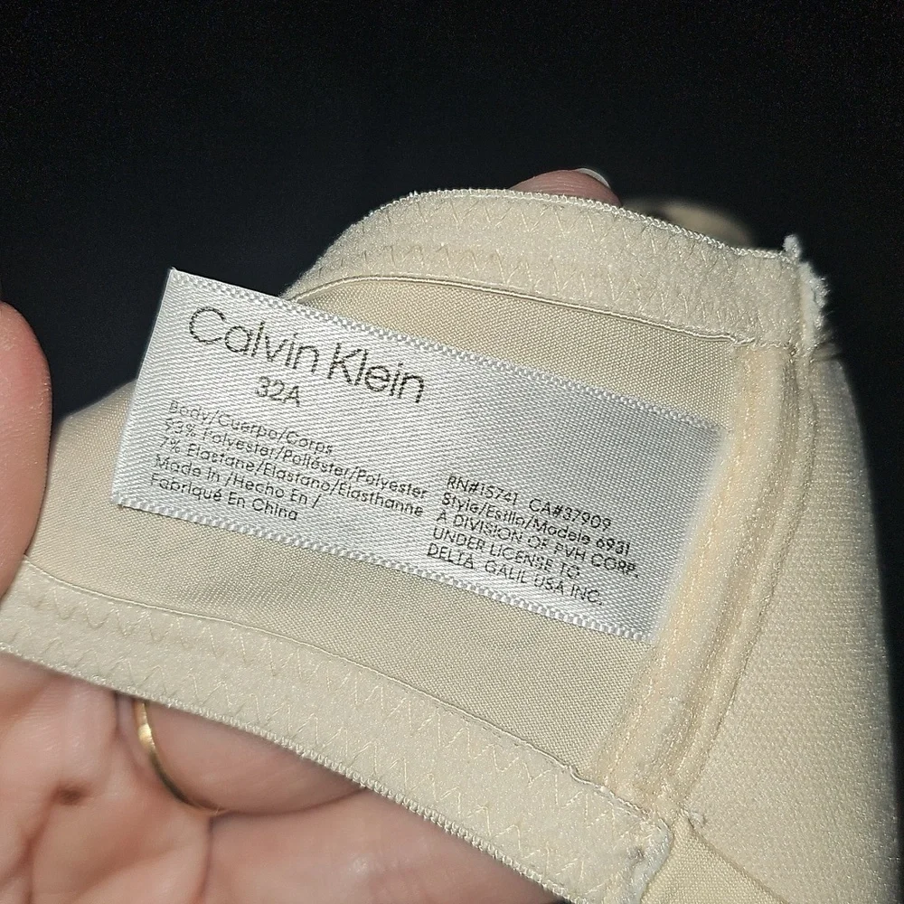 Calvin Klein Womens Nude/cream Colored Bra. Sz 32A. Great Condition!!